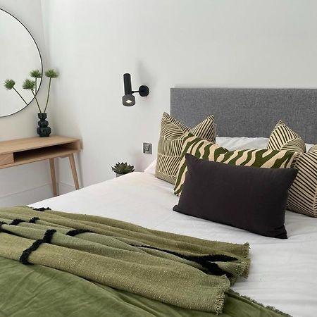 Brand New 3-Bedroom Home In London Bagian luar foto