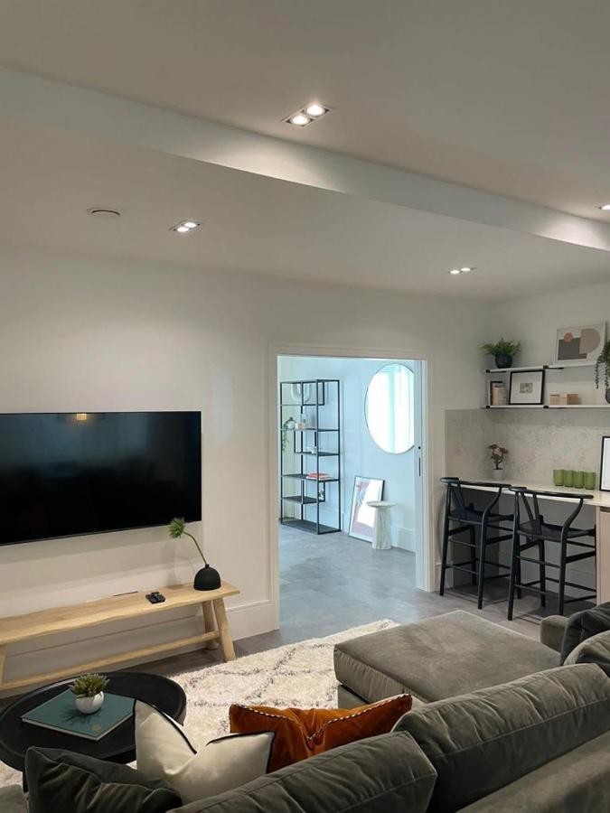 Brand New 3-Bedroom Home In London Bagian luar foto