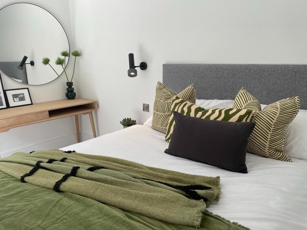 Brand New 3-Bedroom Home In London Bagian luar foto