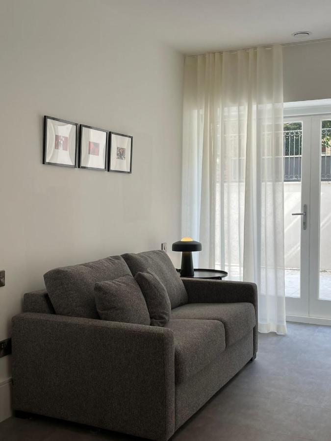 Brand New 3-Bedroom Home In London Bagian luar foto